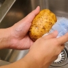 Koka potatis i en tryckkokare