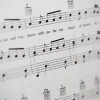 Läser noter för piano