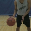 Dribblingar med en basketboll