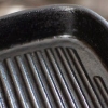 Använda en grillpanna