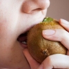 Äter en kiwi