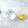 Rengöring av en mikrovågsugn med en citron
