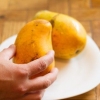 Äter en mango