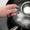 Smörj om en non-stick panna