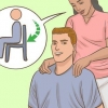 Ger en axelmassage