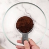 Göra en skrubb med socker och kaffe
