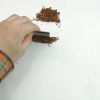 Rullar en cigarett