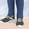 Bär jeans med sneakers