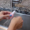 Öppnar en fast flaska med nagellack
