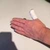 Att lägga ett bandage runt tummen