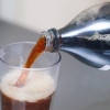 Städa en toalett med coca cola