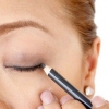 Applicera en bevingad eyeliner