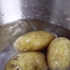 Göra pommes frites i en fritös