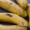 Bleka tänderna med ett bananskal