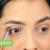Att göra kattögon med eyeliner