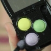 Använder colour correcting concealer
