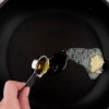 Göra vitlöksgräddsås