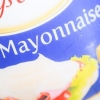 Använder majonnäs som hårbalsam