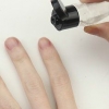 Applicera nagelbandsolja