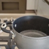 Förbereder parboiled ris