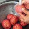 Förbered röd potatis