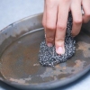 Ta bort rost från en gjutjärnspanna