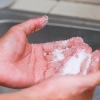 Få bort superlim från händerna med salt