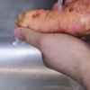Förbereda sötpotatis i mikrovågsugn