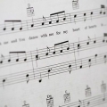 Läser noter för piano