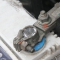 Rengöring av polerna på batterier och batterier