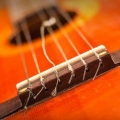 Byta ut strängarna på en klassisk gitarr