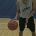 Dribblingar med en basketboll