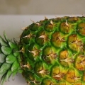 Skär en ananas