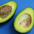 Äter en avokado