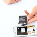 Ladda ett batteri utan laddare