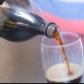 Att göra en cola float