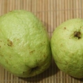 Äter en guava