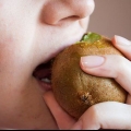 Äter en kiwi