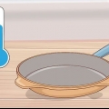 Rengöring av en le creuset-panna