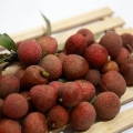 Äter en litchi