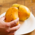 Äter en mango