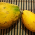 Äter en papaya