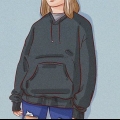 Bär en hoodie som är för stor