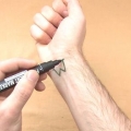 Hur man gör en tillfällig tatuering med en highlighter
