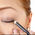 Applicera en bevingad eyeliner