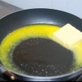 Göra ägg benedictus
