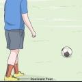 Sparka hårt med en fotboll