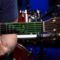 Spelar c-dur ackord på en gitarr