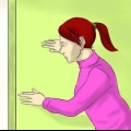Smyger ut ur huset utan att fastna