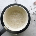 Sätter kaffe på spisen